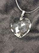 Pendentif en forme de cœur en cristal de roche 