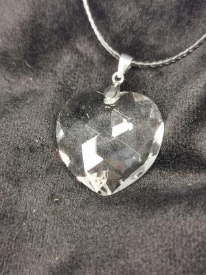 Pendentif en forme de cœur en cristal de roche 
