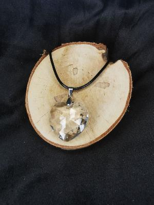 Pendentif en forme de cœur en cristal de roche 