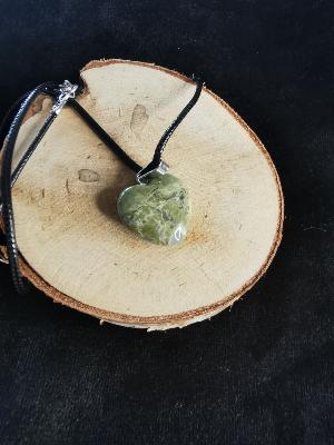 Pendentif en forme de cœur en  unakite 